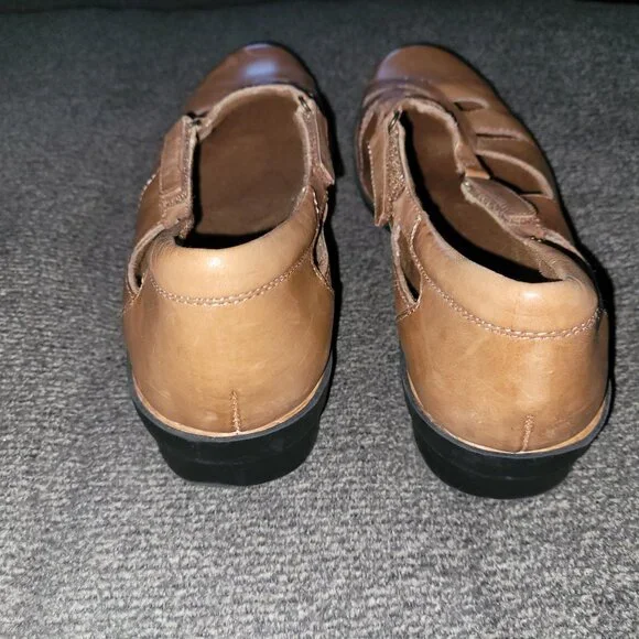 Cute Clarks Leather Loafers - Picture 2 of 11